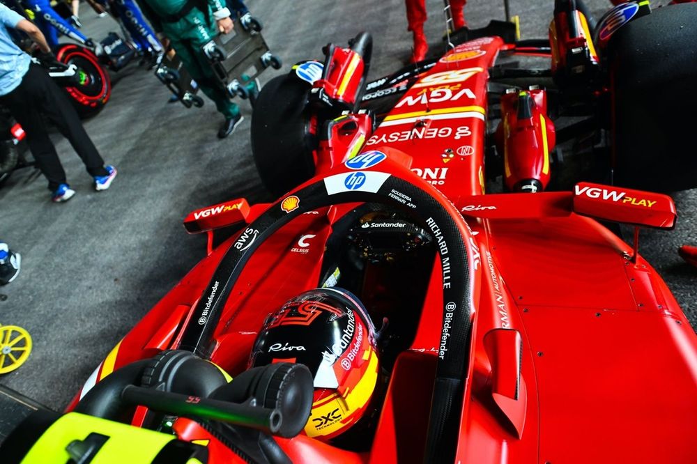 Carlos Sainz, Ferrari SF-24, camino a la parrilla