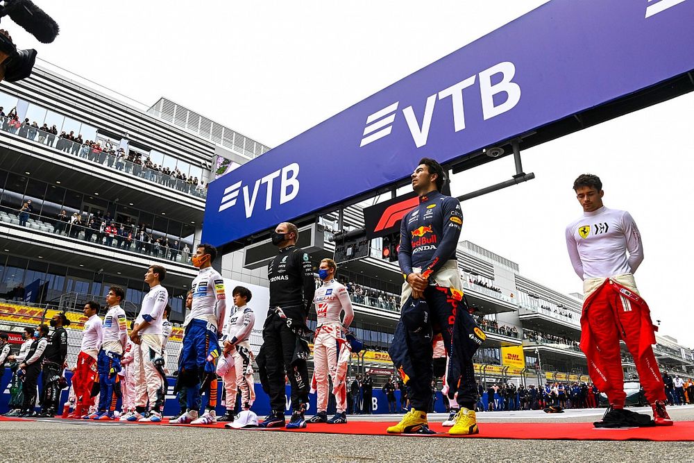 Los pilotos se colocan en la parrilla para escuchar el himno nacional antes de la salida