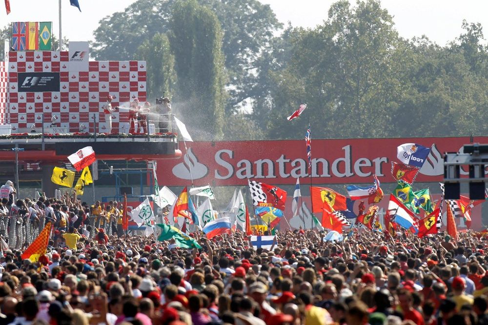 Los tifosi celebran la victoria de Fernando Alonso, Ferrari, en el GP de Italia 2010 de F1