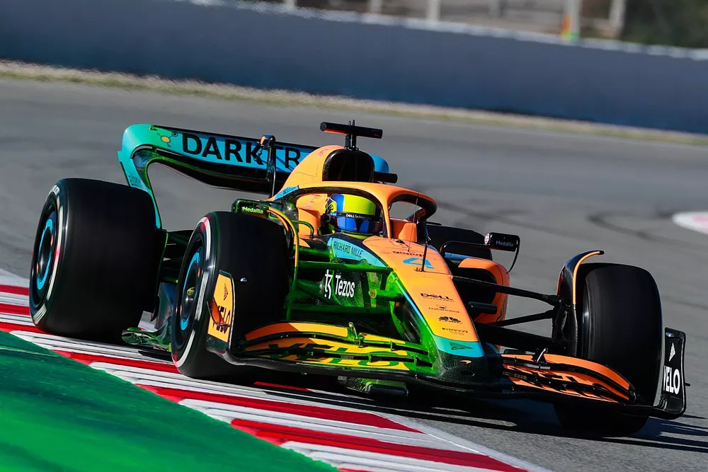 Lando Norris, McLaren MCL36, con pintura para medir el comportamiento aerodin&aacute;mico