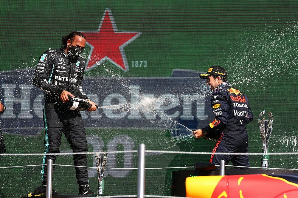 Podio: segundo lugar Lewis Hamilton, Mercedes, tercer lugar Sergio Pérez, Red Bull Racing