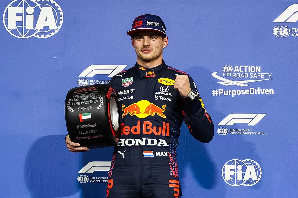 Max Verstappen, Red Bull Racing, met de Pirelli Pole Position Award