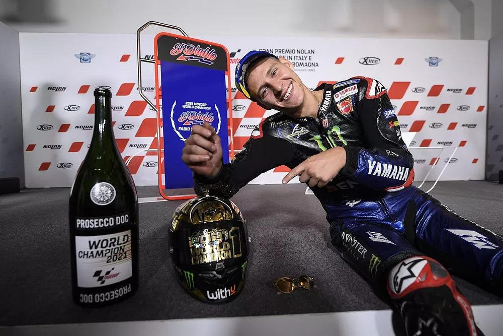 Le Champion du monde Fabio Quartararo, Yamaha Factory Racing avec son casque de Champion du monde et le Champagne