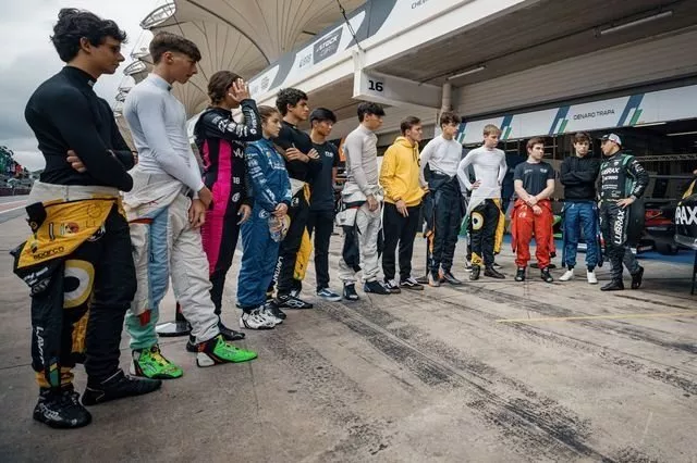 Felipe Massa com os garotos da F4 Brasil