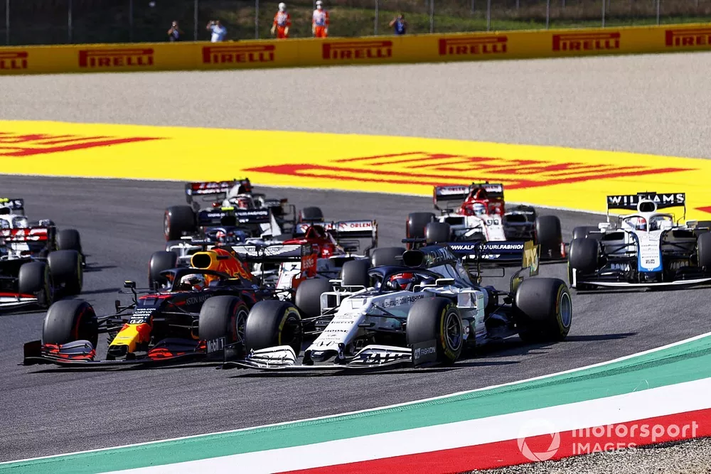 Daniil Kvyat, AlphaTauri AT01, battles with Max Verstappen, Red Bull Racing RB16, ahead of Kimi Raikkonen, Alfa Romeo Racing C39, George Russell, Williams FW43, and the remainder of the field at the start