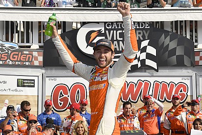 Chase Elliott supera Truex e vence a primeira na Cup