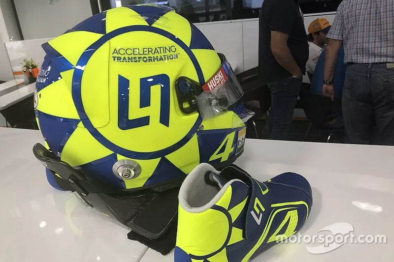 Casco y botines de Lando Norris, McLaren con los colores de Valentino Rossi