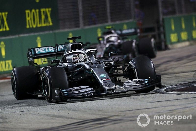 Lewis Hamilton, Mercedes AMG F1 W10 voor Valtteri Bottas, Mercedes AMG W10 