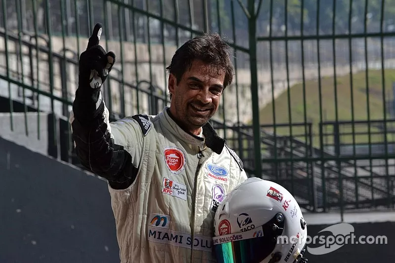 Deni Sandor comemora conquista da 1&ordf; pole position na carreira - imagem Ronaldo Arrighi-F.Inter (1)