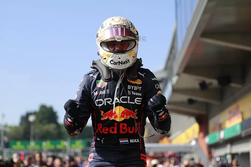 Max Verstappen, Red Bull Racing, f&ecirc;te sa victoire en arrivant dans le parc ferm&eacute;