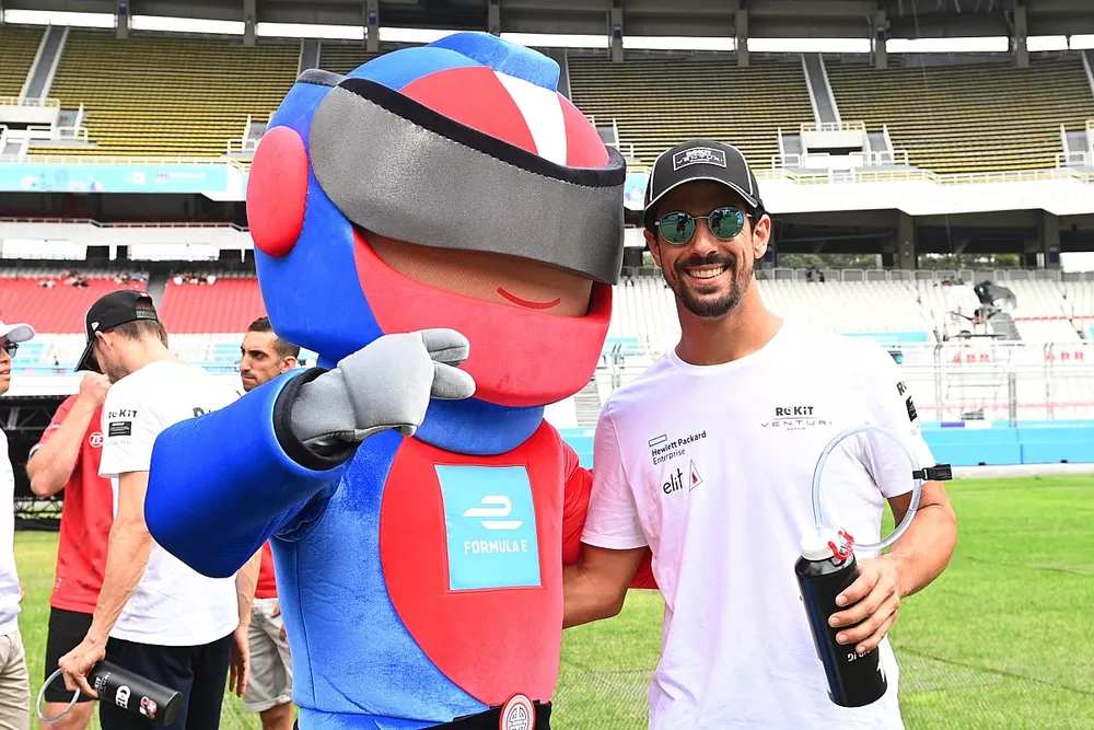 Lucas di Grassi, Venturi Racing, at the drivers parade with a mascot