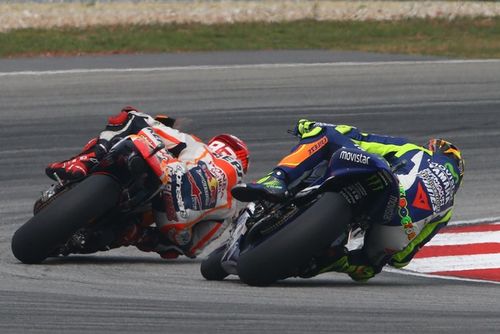 MotoGP: Por que 'chute' entre Rossi e Márquez na Malásia ainda divide fãs 10 anos depois