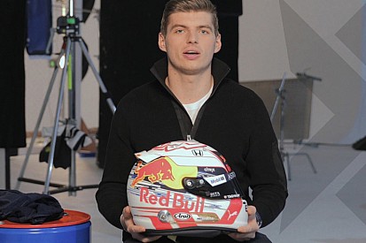 Verstappen svela il suo nuovo casco: è il primo modellato dalle nuove regole FIA