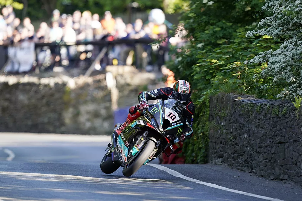 Peter Hickman, Superbike 