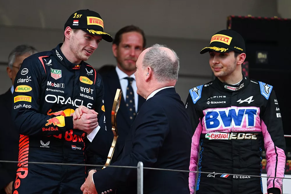 Max Verstappen, Red Bull Racing, vainqueur, est f&eacute;licit&eacute; par le Prince Albert II de Monaco sur le podium