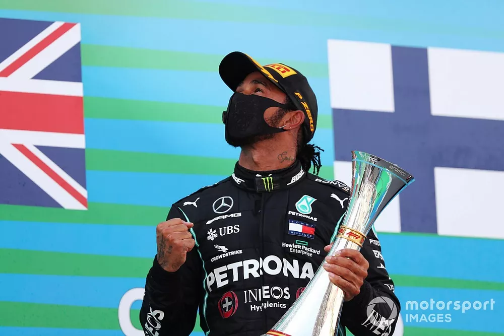 Le vainqueur Lewis Hamilton, Mercedes-AMG Petronas F1, fête avec son trophée