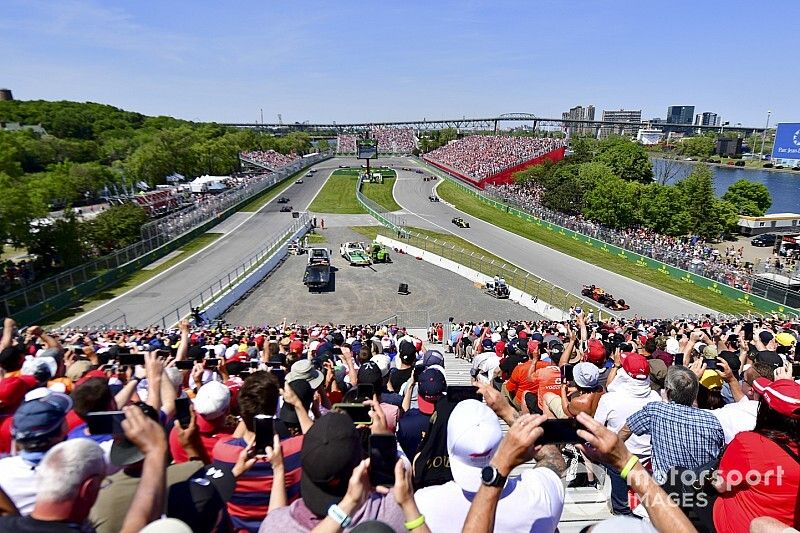 Pierre Gasly, Red Bull Racing RB15, leads Nico Hulkenberg, Renault R.S. 19, Valtteri Bottas, Mercedes AMG W10, Max Verstappen, Red Bull Racing RB15, and the remainder of the field on the opening lap