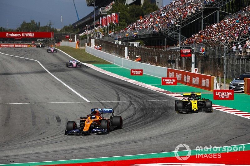 Carlos Sainz Jr., McLaren MCL34, Daniel Ricciardo, Renault R.S.19