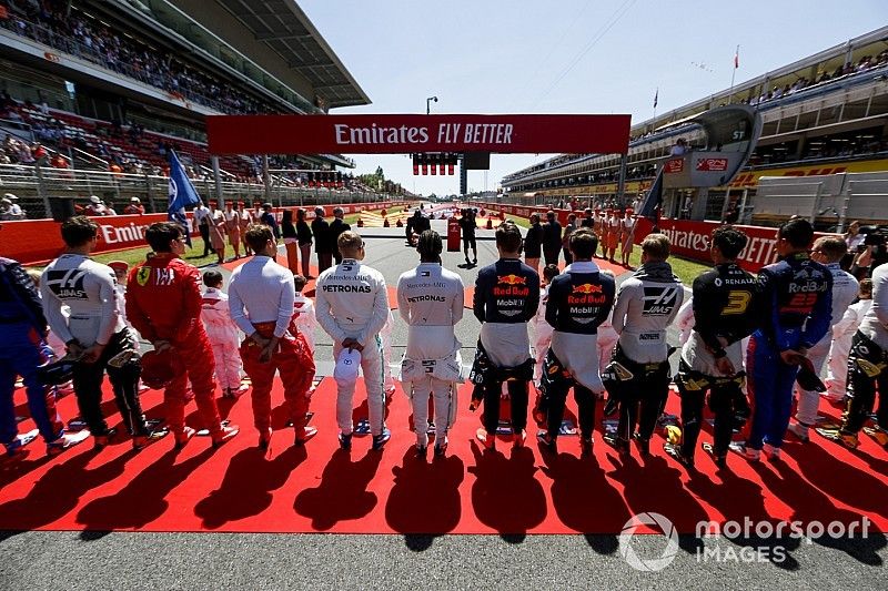 Los pilotos se alinean en la parrilla para el himno nacional