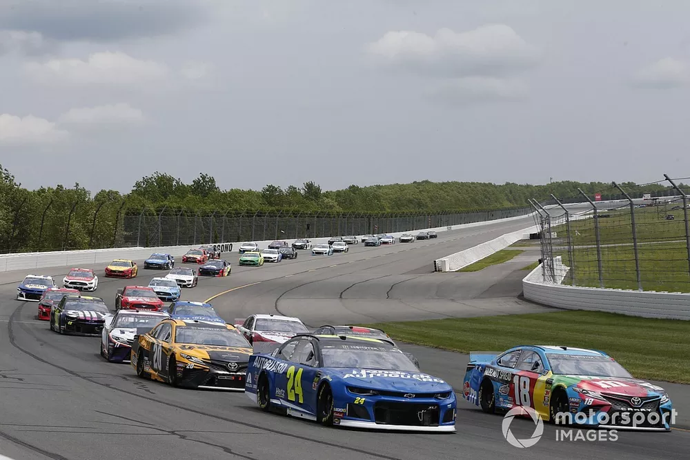 William Byron, Hendrick Motorsports, Chevrolet Camaro Hendrick Autoguard Kyle Busch, Joe Gibbs Racing, Toyota Camry M&M's Hazelnut