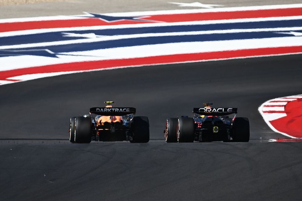 Lando Norris, McLaren MCL38 pelea con Max Verstappen, Red Bull Racing RB20
