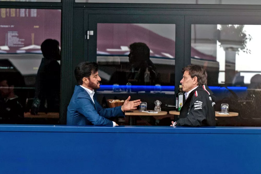 Mohammed Ben Sulayem, presidente de la FIA, con Toto Wolff, director y CEO de Mercedes-AMG F1