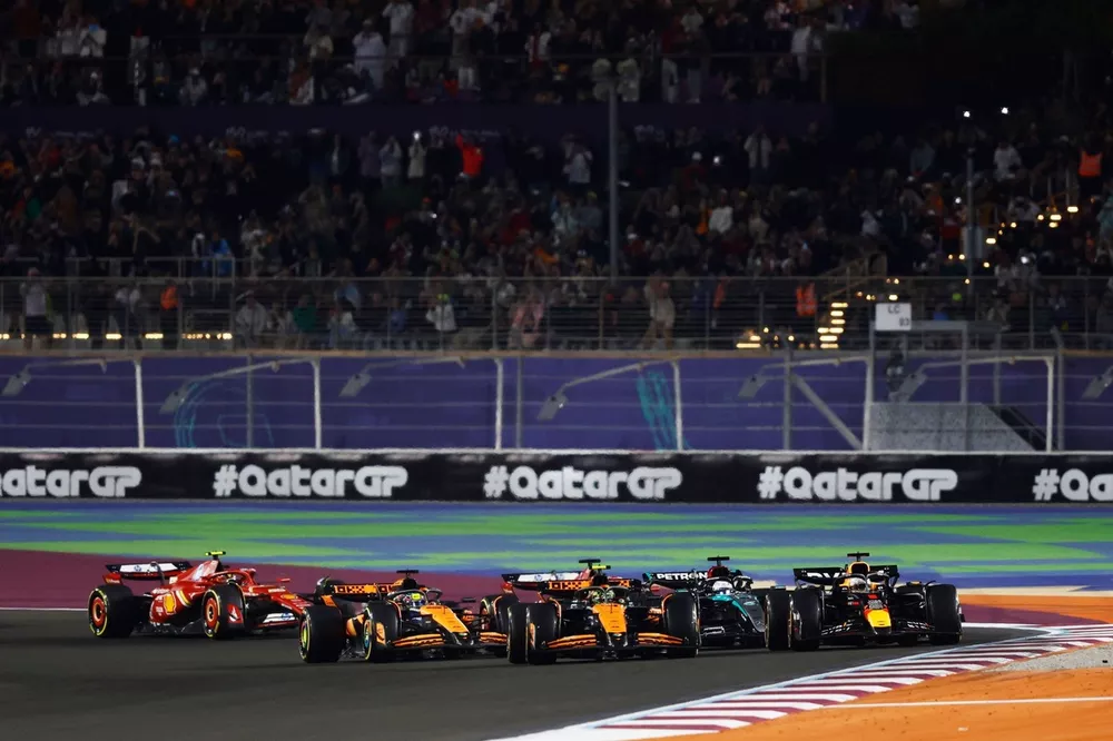 Max Verstappen, Red Bull Racing RB20, Lando Norris, McLaren MCL38, George Russell, Mercedes F1 W15, battle for the lead at the Race start