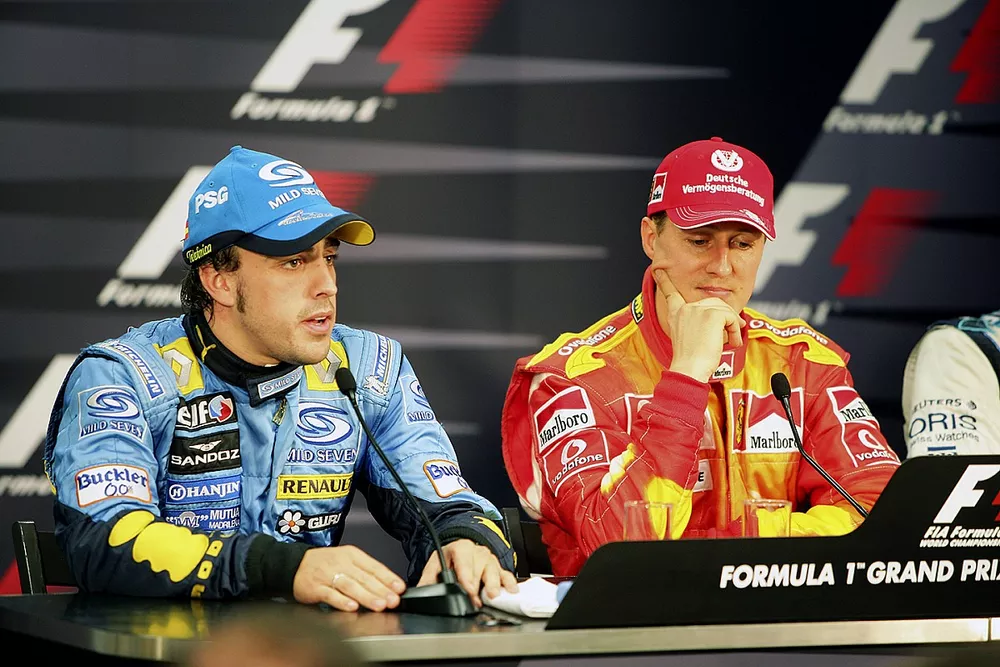 Michael Schumacher, Ferrari 248F1, Fernando Alonso, Renault R26