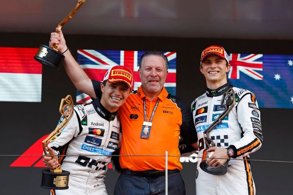 Lando Norris, McLaren, Oscar Piastri, McLaren, Zak Brown, McLaren