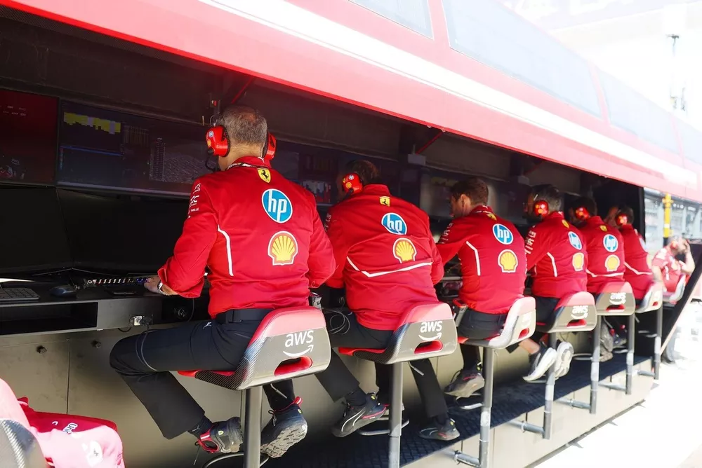 Ferrari en el pit wall