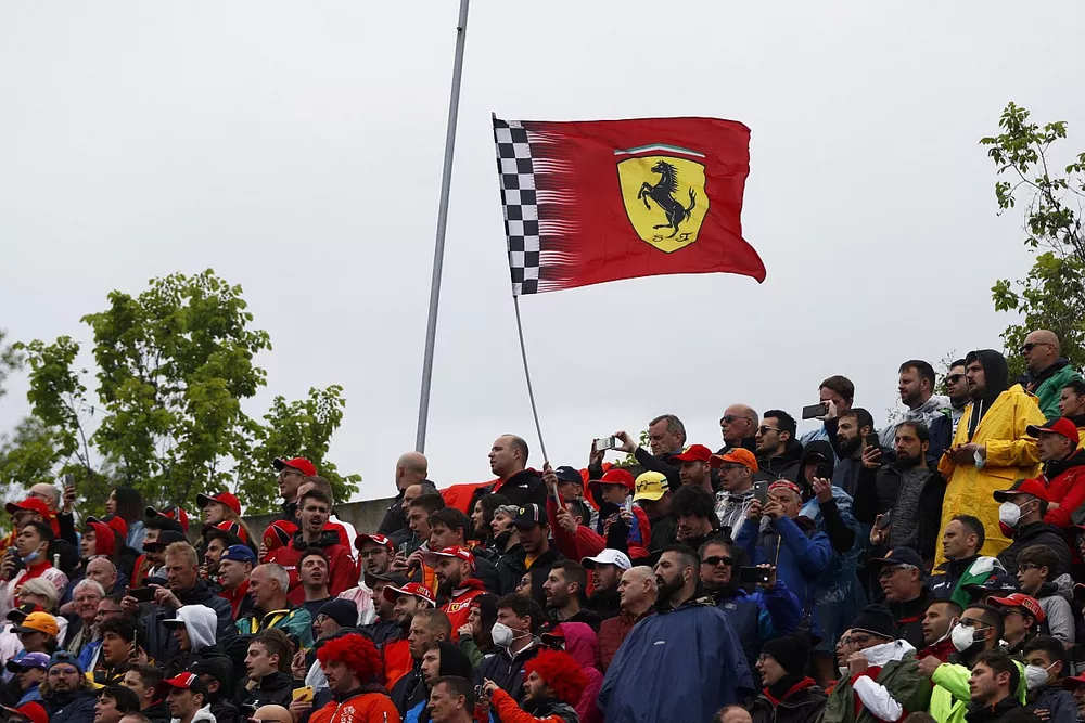 Aficionados de Ferrari en una grada