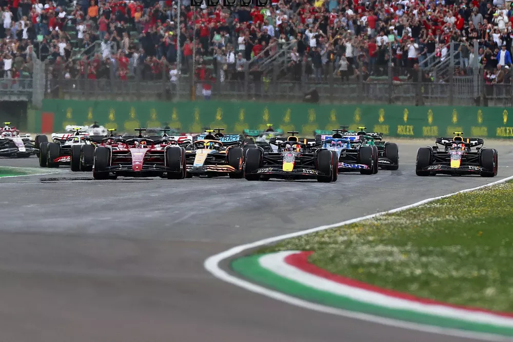 Max Verstappen, Red Bull Racing RB18, Charles Leclerc, Ferrari F1-75, Lando Norris, McLaren MCL36, Kevin Magnussen, Haas VF-22, Fernando Alonso, Alpine A522, et le reste des monoplaces au d&eacute;part