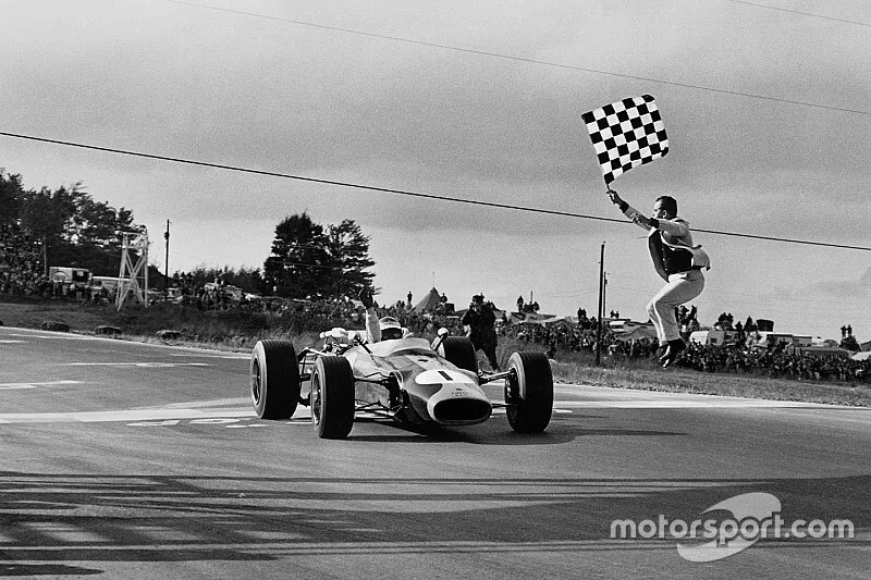 Jim Clark, Lotus 43 BRM franchit le drapeau à damier