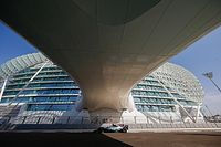 Hamilton responde a Vettel con el mejor tiempo de siempre en Abu Dhabi