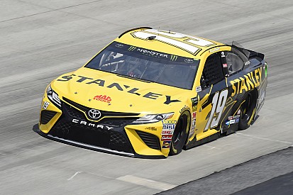 Kevin Harvick domina y gana; Suárez logra el tercer lugar