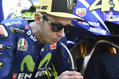 Valentino Rossi erklärt: Darum hockt er sich neben sein Bike