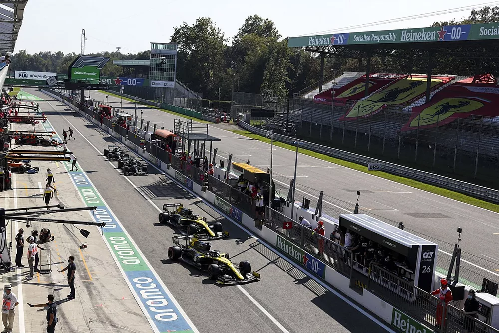 Daniel Ricciardo, Renault F1 Team R.S.20, Esteban Ocon, Renault F1 Team R.S.20