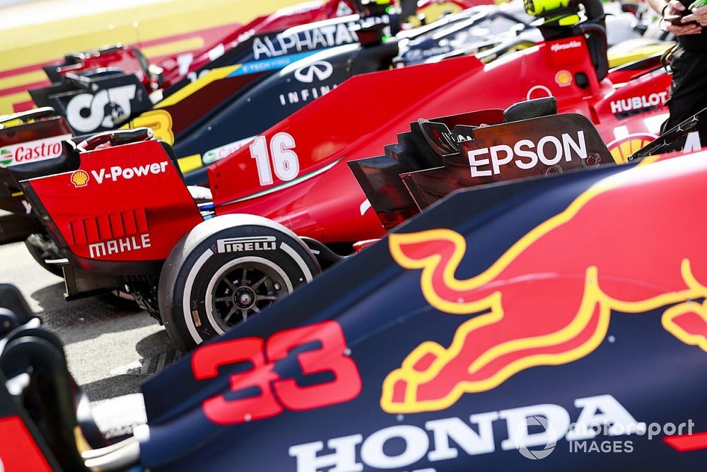 Los monoplazas de Max Verstappen, Red Bull Racing RB16 y Charles Leclerc, Ferrari SF1000 en Parc Ferme 