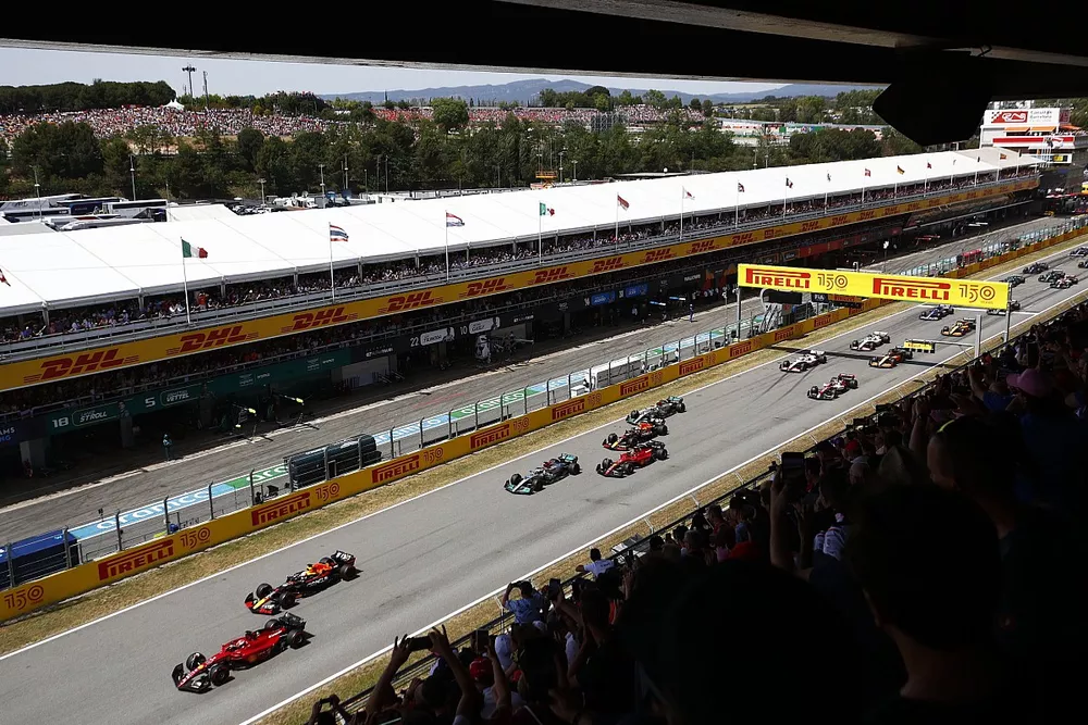 Charles Leclerc, Ferrari F1-75, Max Verstappen, Red Bull Racing RB18, George Russell, Mercedes W13, Carlos Sainz, Ferrari F1-75, Sergio Perez, Red Bull Racing RB18, et le reste des monoplaces au d&eacute;part