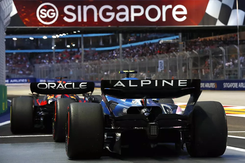 Max Verstappen, Red Bull Racing RB18, Esteban Ocon, Alpine A522