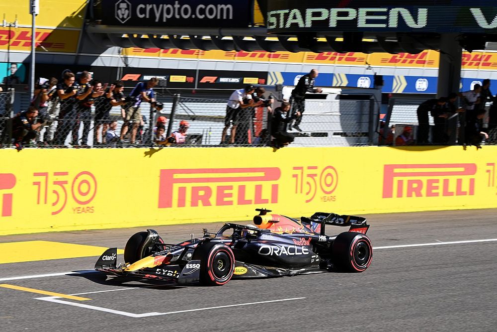 Max Verstappen, Red Bull Racing RB18, 1st position, crosses the line for victory