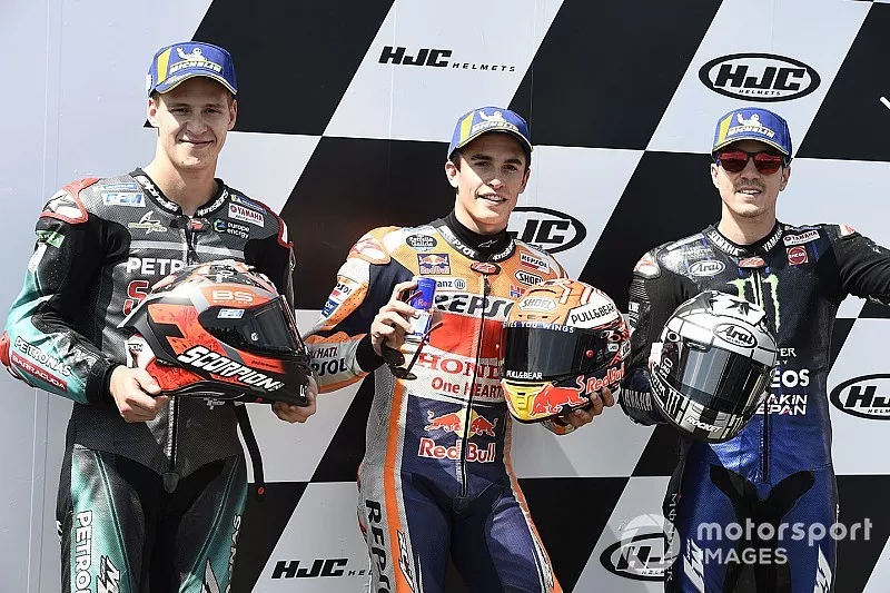 Ganador de la pole Marc M&aacute;rquez, Repsol Honda Team, segundo clasificado Fabio Quartararo, Petronas Yamaha SRT, tercer clasificado Maverick Vi&ntilde;ales, Yamaha Factory Racing
