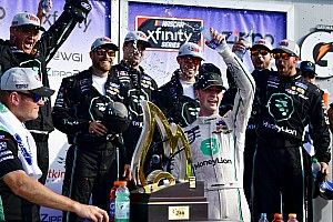 Cindric supera a Allmendinger para su primer triunfo en Xfinity