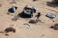 Vídeo: Loeb vuelve a volcar en un Rally Dakar despiadado