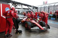 Hamilton debuta entre tensos mensajes de radio y falta de información de Ferrari