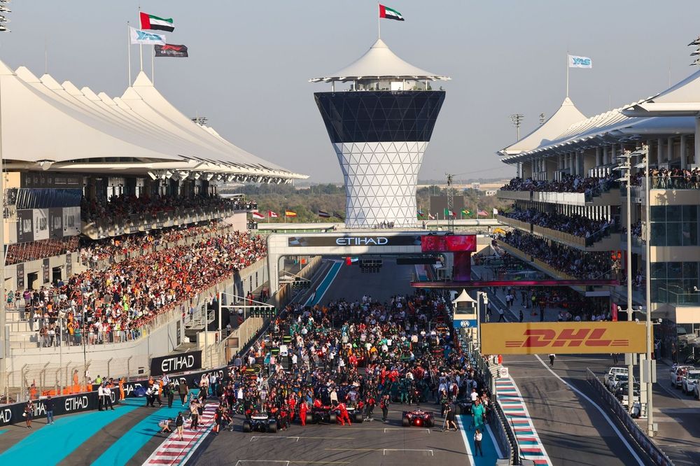 The busy pre race grid