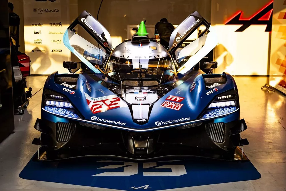 L'Alpine A424 LMDh dans son stand
