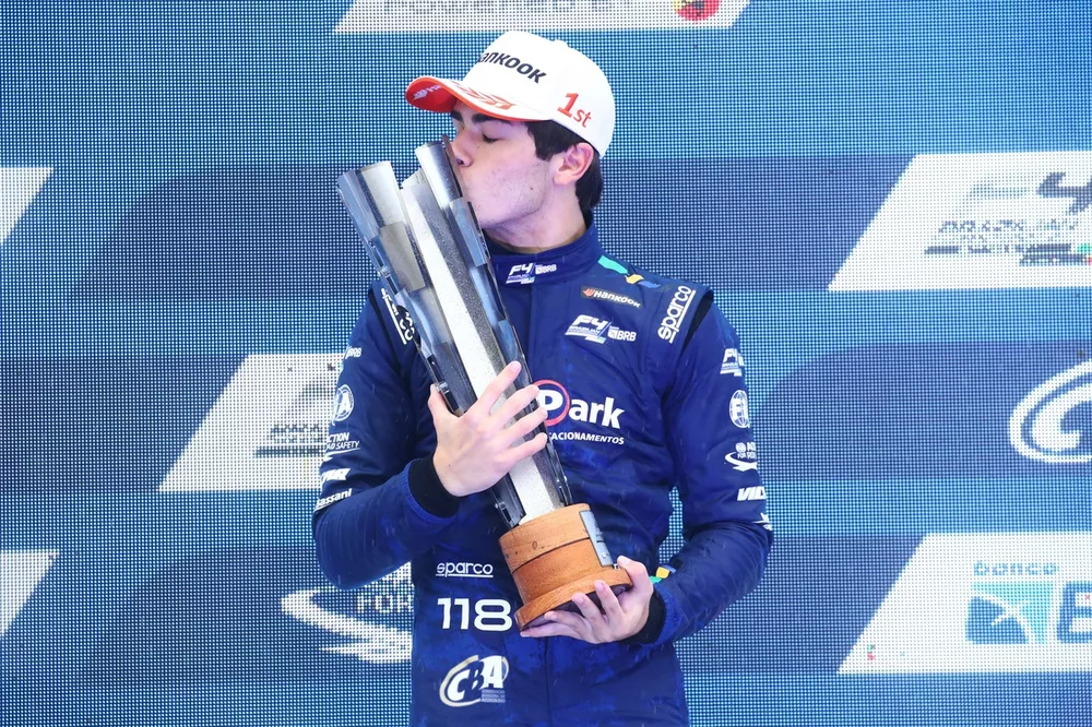 Matheus Comparatto celebra vit&oacute;ria na corrida 3 da etapa inaugural de 2024, no Velocitta