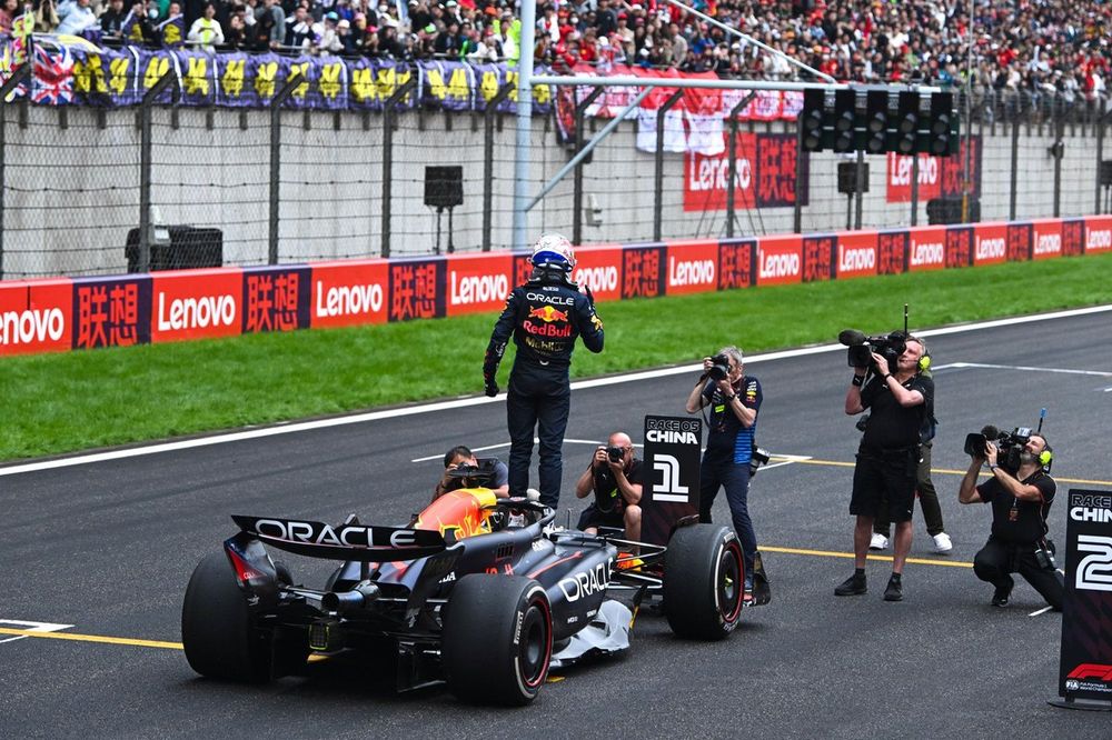 Max Verstappen, Red Bull Racing, 1e positie, viert feest bij aankomst in Parc Ferme