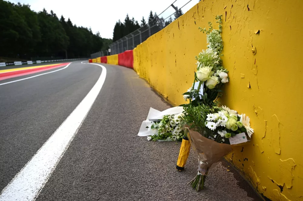 Bloemen op de plaats van het fatale ongeluk van Anthoine Hubert 
